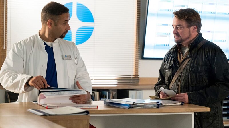 Dr. Matteo Moreau (Mike Adler, l.) und Dr. Marc Lindner (Christian Beermann, r.) treffen nach Marcs Auszeit erstmalig aufeinander. – Bild: ARD/​Jens-Ulrich Koch