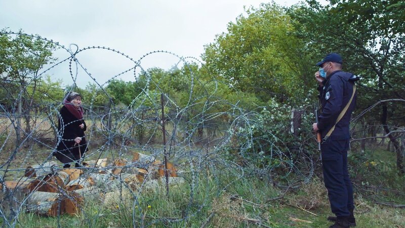 Seit dem Krieg im Jahr 2008 ist es für in Abchasien und Südossetien lebende Georgier beinahe unmöglich, ihre Heimat zu betreten. – Bild: ZDF und Joshua Werner