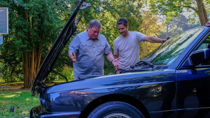 L-R: Mike and Elvis looking at engine – Bild: Discovery Channel UK /​ Betty TV Limited/​BMW 17 /​ Warner Bros. Discovery, Inc. or its subsidiaries and affiliates. All rights reserved.