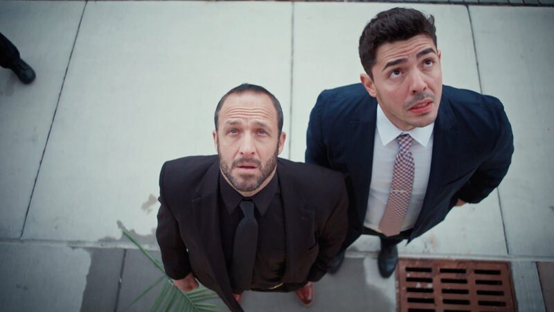 L-R: Detective Joe Schillaci (Jason Coviello) und Detective Rodriguez (Noel Mirabal) – Bild: TLC