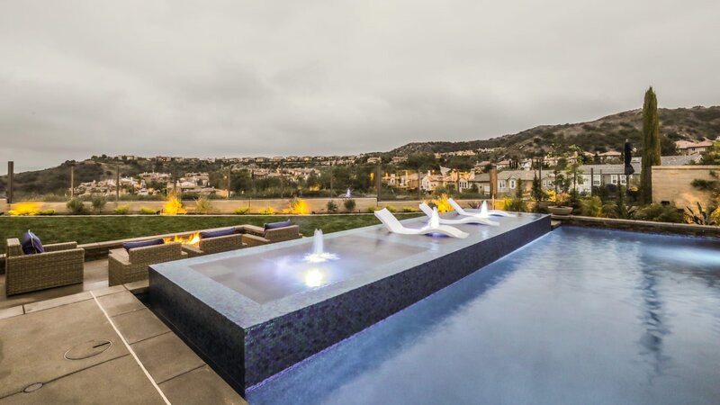 Full view of pool, with 4 wall infinity edge spa jets on, as seen in Pool Kings. – Bild: HGTV /​ Scripps (Focus) HPOKI706_317348_ /​ Discovery Communications