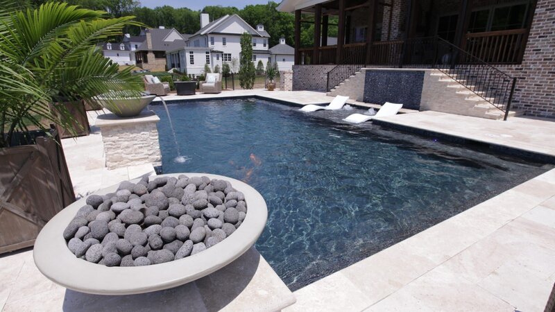 Completed fire feature at the Castro Home in College Grove, TN as seen on Pool Kings. (Exterior) – Bild: Scripps.