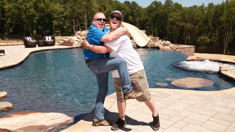 John Delaforce from Blue Haven Pools and Kyle Peek of Peek Pools and Spas has some fun as seen on Pool Kings. (action) – Bild: Scripps. /​ Focus (Scripps)