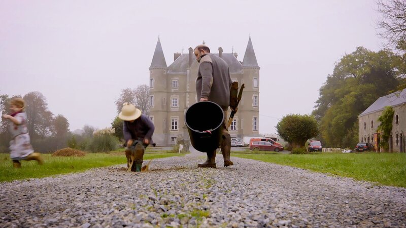 Die Apfelbäume im Chateau wurden extra für Angels Mutter Jenny gepflanzt. Seit ihrem Umzug nach Frankreich hat Jenny nun endlich die Zutaten, um den perfekten Apfelkuchen zu backen. Jenny macht sich mit Angel und Dorothy ans Werk. Währenddessen widmet sich Dick seinem eigenen Birnenschnaps Eau de Vie. Heute besucht er den Destillateur Alain Trohel, um seinen Birnenbrei in duftenden Schnaps zu verwandeln. Da Dick und Angel nicht nur Hochzeiten, sondern auch Gourmet-Wochenenden im Schloss veranstalten, besuchen sie eines der größten Food-Festivals in Frankreich, um sich inspirieren zu lassen. – Bild: HGTV