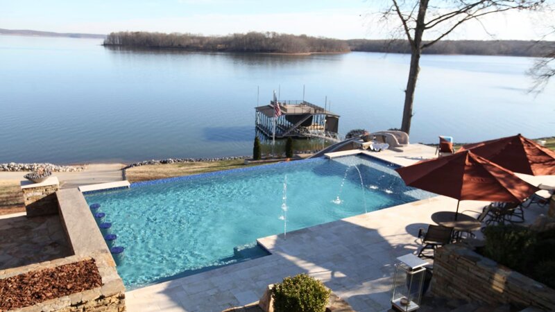 This image has been distributed to our partners. – Bild: Pool Kings, Castro Backyard, Ext /​ Scripps. /​ Focus (Scripps)