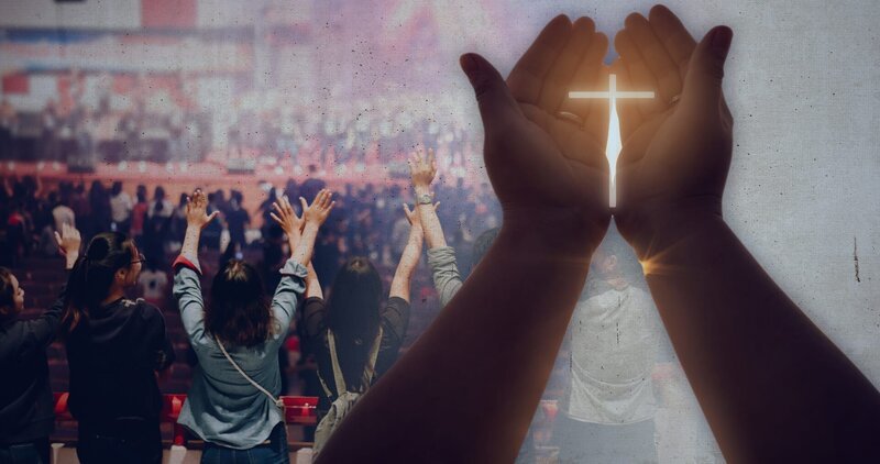 Der Glaube gibt Menschen Orientierung und Hoffnung. Der Film zeigt, wie im Laufe der Geschichte die Religion für andere Zwecke missbraucht wurde. – Bild: ZDF
