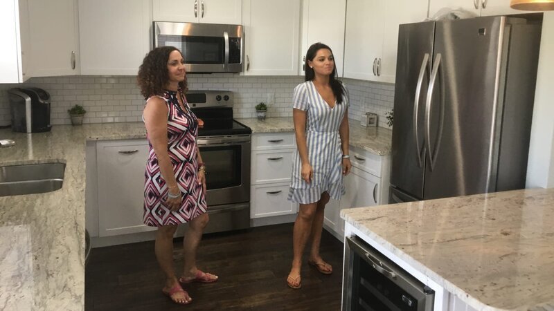 Lynda and Allison look at a kitchen – Bild: HGTV. /​ Scripps (Focus)