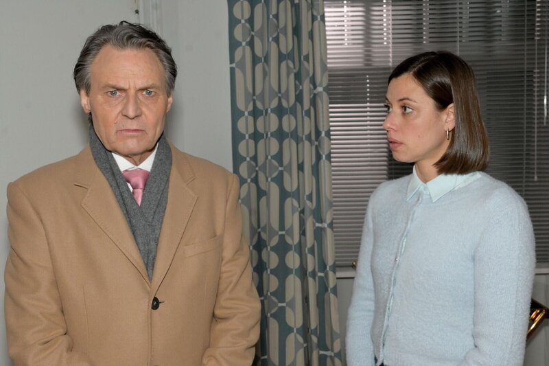 Gerner (Wolfgang Bahro) geht auf Distanz zu Matilda (Anna-Katharina Fecher), möchte jedoch, dass sie um Julians Willen in Berlin bleibt. – Bild: RTL /​ Rolf Baumgartner