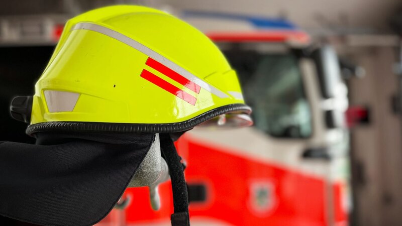 Feuerwehrmütze. – Bild: Warner Bros. Discovery