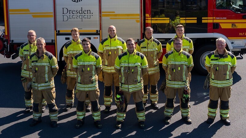 Rettungskräfte retten in Dresden. – Bild: Warner Bros. Discovery