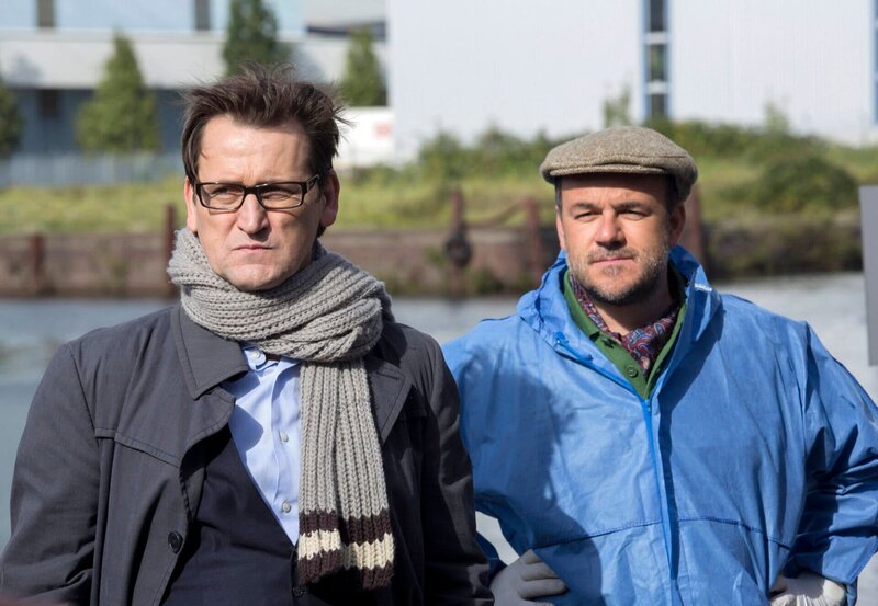 Lars Englen (Ingo Naujoks, l.) und Dr. Strahl (Christoph Tomanek, r.) suchen nach Spuren, die ihren Kollegen Finn entlasten könnten. – Bild: MDR/​Georges Pauly