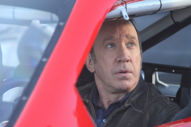 Im Gegenzug dafür, dass Mike (Tim Allen) den Rennwagen von Nascar-legende Tony Stewart fahren kann, lässt er den Rennfahrer hinter dem Steuer seines Pick-Ups Platz nehmen … – Bild: American Broadcasting Companies