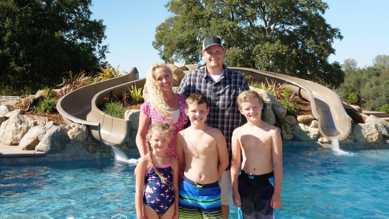 The fleming family standing pool side smiling, as seen on Pool Kings. – Bild: HGTV /​ Scripps (Focus) HPOKI705_FamilyP /​ Discovery Communications