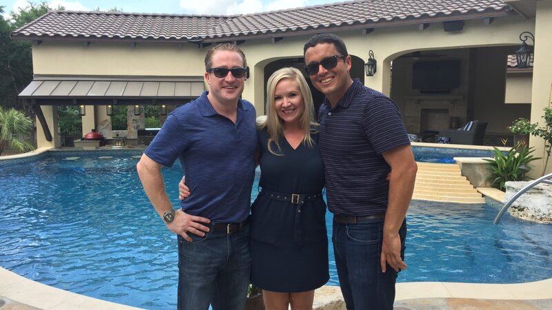 Paul Zars (left), designer Elizabeth Kilgore (center), and Tony Aguasvivas pose together in front of the Hall family’s new pool, spa, and covered patio. – Bild: HGTV /​ Scripps (Focus) /​ Discovery Communications