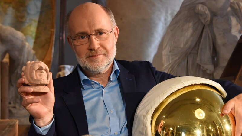 Harald Lesch mit der Nachbildung eines sogenannten „Maya-Tauchers“. – Bild: ZDF und Peter Prestel