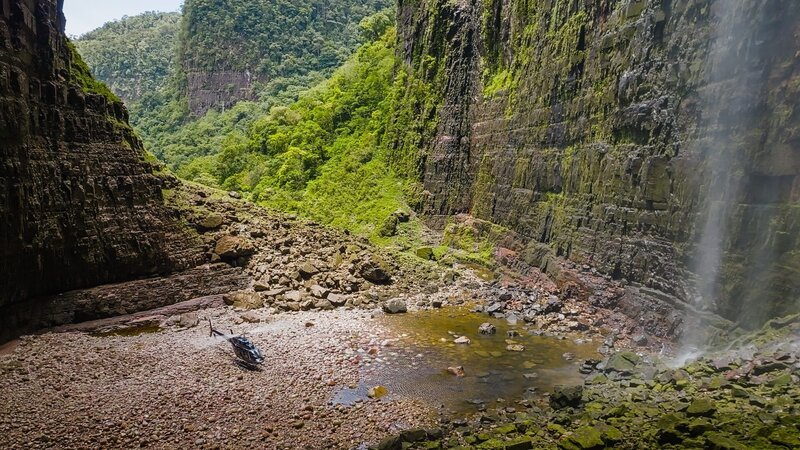 Das Gestein der Tepuis ist extrem alt – und an der Oberfläche sehr hart. Über Millionen von Jahren jedoch haben Canyons und Höhlenschächte den Fels durchschnitten – wie die 200 Meter tiefe „Cueva del Fantasma“. Der Höhleneingang ist so groß, dass ein Hubschrauber darin landen kann. – Bild: ZDF