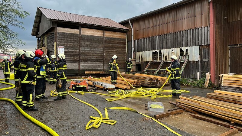 Firefighters are preparing hoses. – Bild: Warner Bros. Discovery