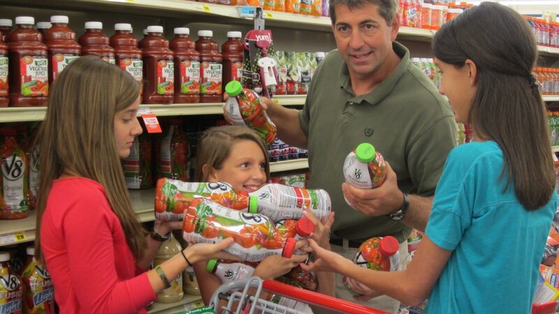 Haley’s dad and sisters pick flavors of tomato juice. – Bild: Discovery Communications