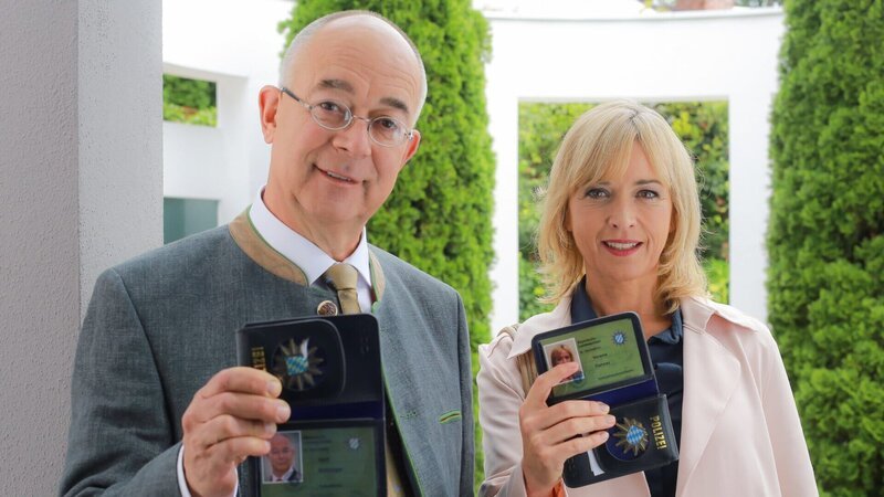 Polizeidirektor Gert Achtziger (Alexander Duda, l.) und Verena Danner (Katharina Abt, r.) übernehmen die Ermittlungen im aktuellen Fall. – Bild: ZDF und Christian A. Rieger