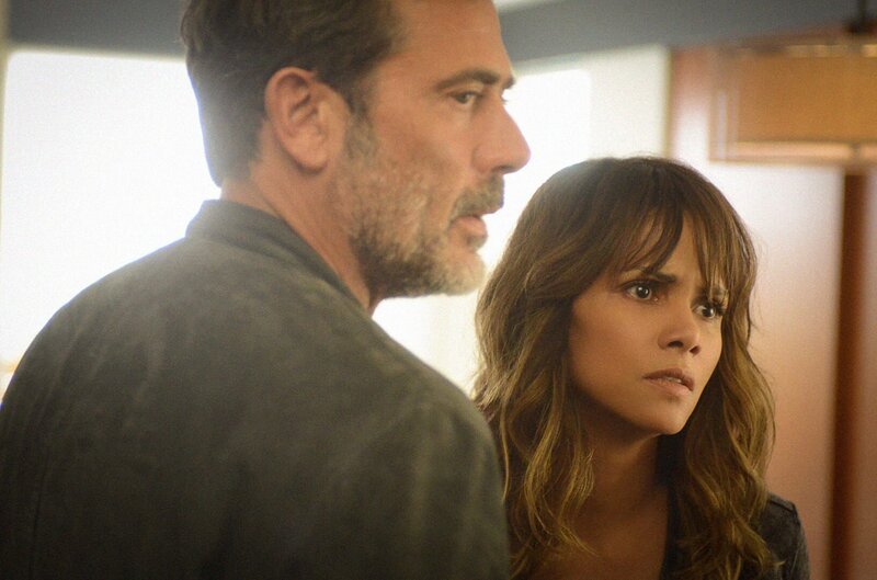 Auch wenn JD (Jeffrey Dean Morgan, l.) ahnt, dass etwas mit Molly (Halle Berry, r.) nicht stimmt, wäre er nie auf die Idee gekommen, wie schlimm es bereits um sie steht … – Bild: 2015 CBS Broadcasting Inc. All Rights Reserved. /​ Dale Robinette Lizenzbild frei