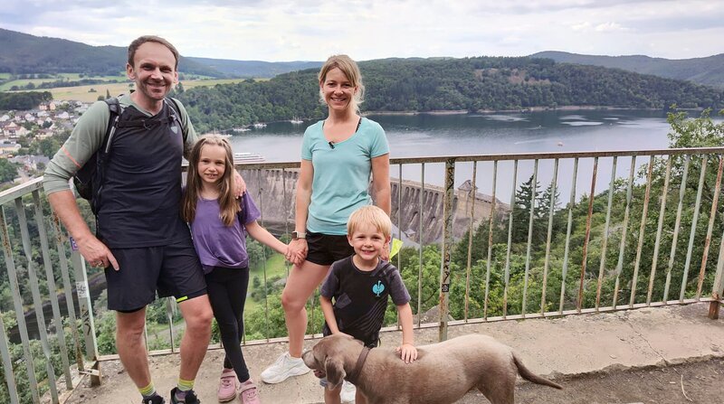 Sascha und Steffi Hofmann haben am Rand des Nationalparks komfortable Lodges gebaut die Touristen das ganze Jahr über mieten können. – Bild: HR/​jojotv