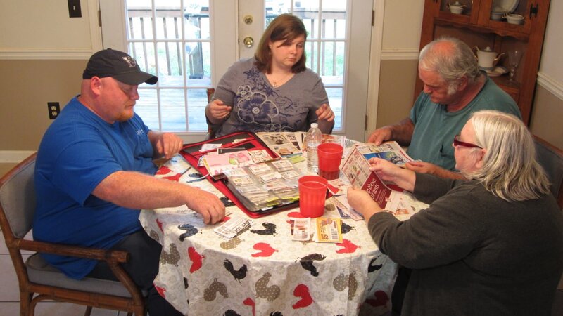 Amanda clips coupons with her husband and parents. – Bild: Discovery Communications