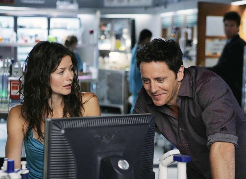 Jordan (Jill Hennessy) und Journalist J.D. Pollack (Charles Mesure) kommen sich bei den Ermittlungen näher. – Bild: RTL /​ NBC Universal.