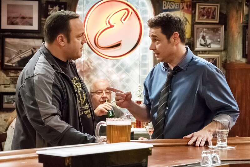Kevin Gable (Kevin James, l.), Bill (Adam Ferrara) – Bild: RTL /​ © 2016 Sony Pictures Television Inc. and CBS Studios Inc. All Rights Reserved.