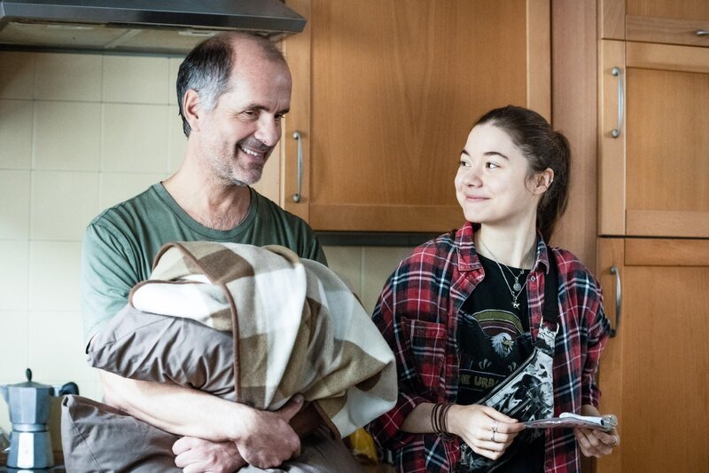 Alice (Hannah Schiller) will lieber 2 Tage bei Tilo (Christoph Maria Herbst) bleiben als bei Swen mit dem Dong … – Bild: RTL /​ Martin Valentin Menke