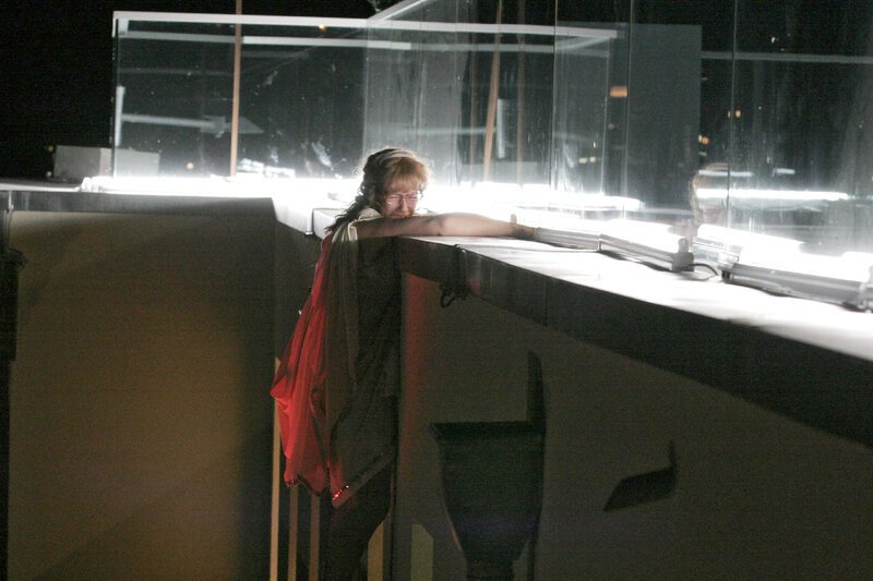 Beim Versuch, an die Kette zu gelangen, droht Lisa (Alexandra Neldel) abzustürzen … (Dieses Foto von Alexandra Neldel darf nur in Zusammenhang mit der Berichterstattung über die Serie „Verliebt in Berlin“ veröffentlicht und verbreitet werden.) – Bild: SAT.1