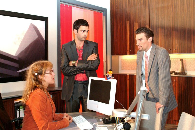 David (Mathis Künzler, M.) ahnt, dass Richards (Karim Köster, r.) plötzliches Interesse an Lisas (Alexandra Neldel, l.) Ideen nicht echt ist. (Dieses Foto von Alexandra Neldel darf nur in Zusammenhang mit der Berichterstattung über die Serie „Verliebt in Berlin“ veröffentlicht und verbreitet werden.) – Bild: SAT.1 /​ Monika Schürle