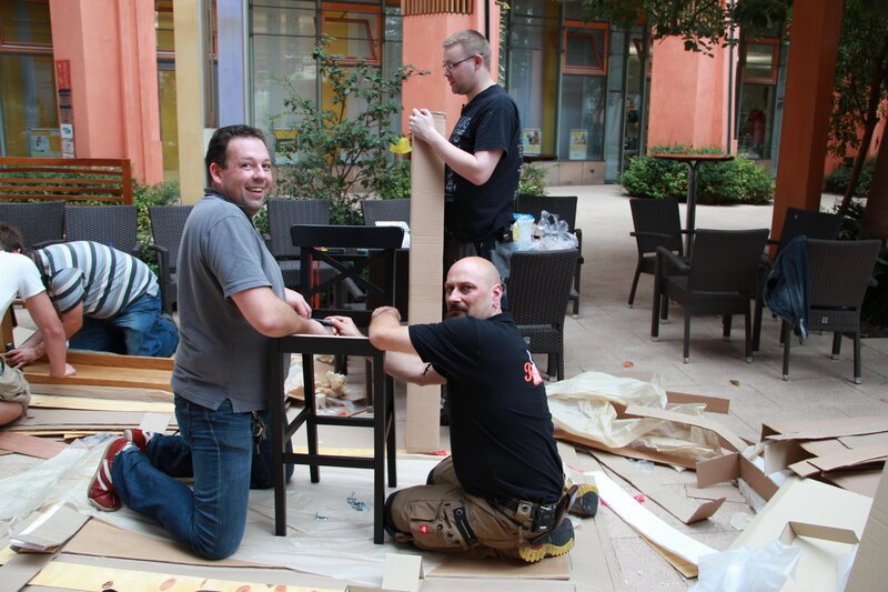 Die „Brasserie & Bar Prisma“ braucht dringend eine Rundum-Überholung. Frank Rosins Helfer bringen unter der Regie von Bauleiter „Willi“ Wilke (r.) die Location auf Vordermann. Auch Serviceleiter Mike Hugo (hinten, stehend) packt mit an … – Bild: Kabel Eins