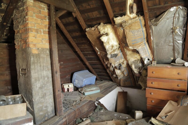 Für lediglich 5.000 Dollar erstehen Mina und Karen ihr bisher kleinstes Haus, doch damit auch große Probleme, wie die Löcher im Dach und dem alternden Fundament … – Bild: HGTV/​Scripps Networks, LLC