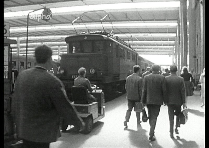 Der Münchner Hauptbahnhof im Jahr 1966: Reges Treiben am Bahnsteig. – Bild: BR