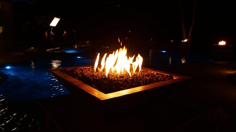 Night view of newly installed fire pits outside around the pool, as seen on Pool Kings.(BTS) – Bild: HGTV /​ Scripps (Focus) HPOKI704_317961_ /​ Discovery Communications