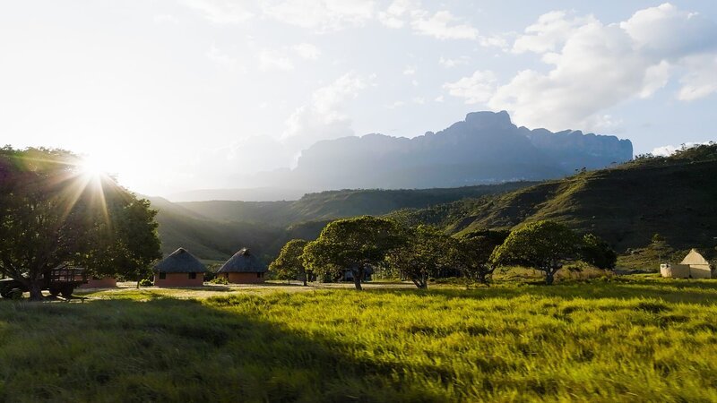 Fast 2500 Meter hoch ragt der Auyan-Tepui über der Savanne im Süden Venezuelas auf: Von seinen Steilwänden stürzt unter anderem der höchste Wasserfall der Welt in die Tiefe – der Salto Ángel. In der Siedlung Kavak, am Fuß des Tepuis, entsteht das Basislager der Expedition. – Bild: ZDF