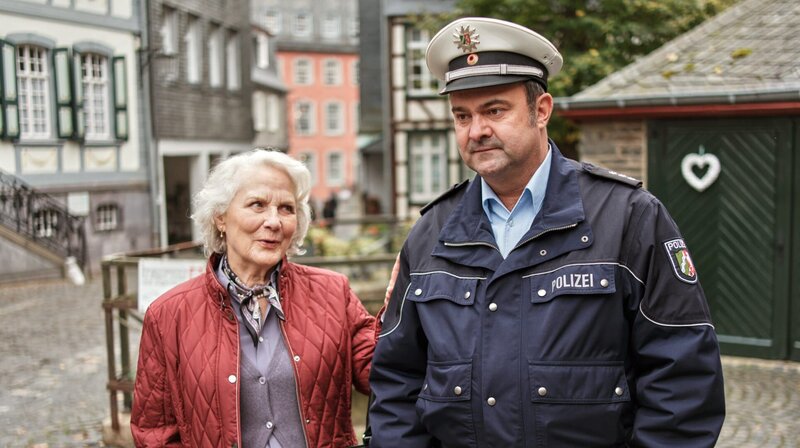 Polizist Volker Böhl und Martha sprechen über ihre Pläne. – Bild: ARD Degeto/​Jan Raiber