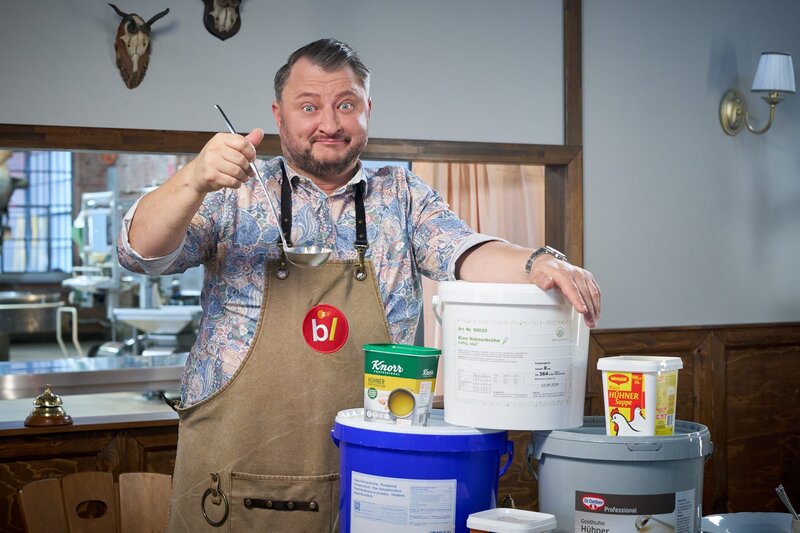 Mousse au Chocolat, Hühnerfrikassee, Fischfilet oder Champignoncremesuppe: Immer wieder bekommen Gäste in Restaurants oder Kantinen Fertigprodukte aus der Lebensmittelindustrie vorgesetzt. – Bild: ZDF und Guido Engels