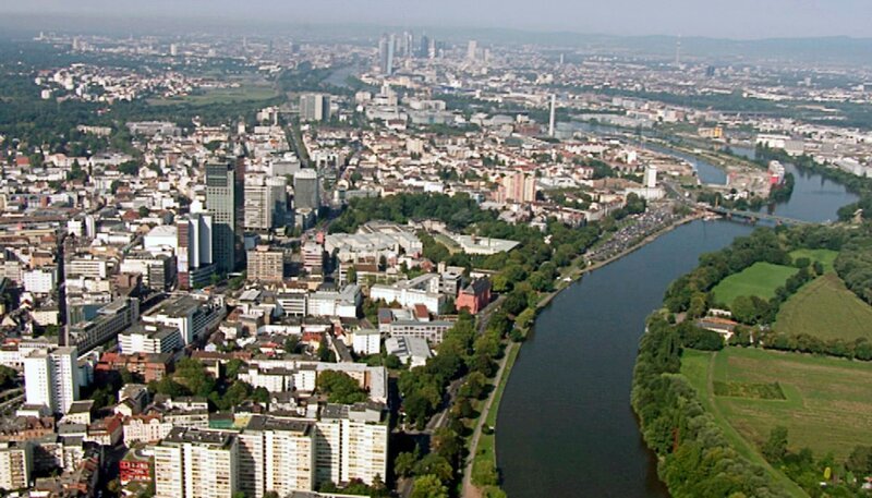 Blick auf den Main von Offenbach bis Frankfurt. – Bild: HR