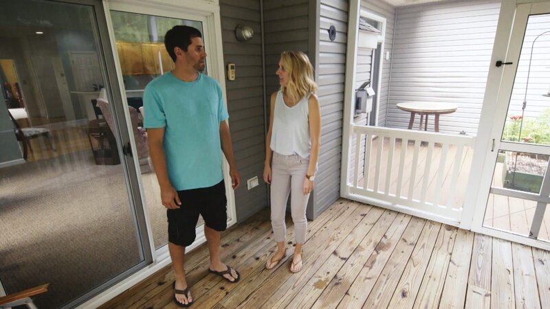 Colin und Sam haben schöne Erinnerungen daran, dass sie in Ocean City aufgewachsen sind, Zeit an der weltberühmten Strandpromenade und an den herrlichen Stränden der Region verbracht haben. Deshalb wünschen sie sich, dass ihre Kinder mit den gleichen Erfahrungen aufwachsen. Die Familie begibt sich auf die Suche nach einem schlüsselfertigen Häuschen mit Meerblick, das nicht mehr als 350.000 Dollar kostet. Ihre Maklerin lotet mit ihnen verschiedene Möglichkeiten aus. – Bild: HGTV