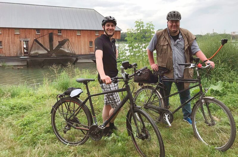 Danny Morgenstern und sein Begleiter Holger Schulze. – Bild: HR/​Nathaly Janho