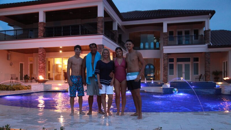 Step 4: After the tile has been applied and the light is turned on you can now see the light underneath the edges of the pool for a sleek modern addition. – Bild: Scripps. /​ Focus (Scripps)