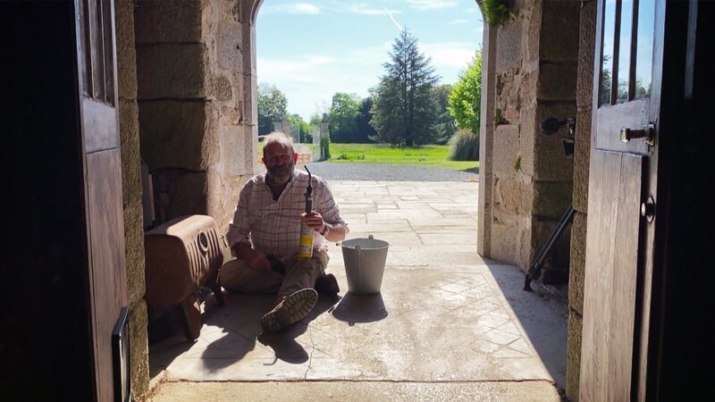 Angel hilft Miriam dabei, ihr blaues Badezimmer aus den 70er-Jahren in einen entspannenden Zufluchtsort zu verwandeln – ohne dabei die Einrichtung oder die Fliesen zu verändern. Dick kramt seinen alten handgefertigten Smoker Grill hervor, um Phil die alte Kunst des Käseräucherns beizubringen. Und gemeinsam beraten Dick und Angel das Paar Tom und Sim dabei, wie sie ihre veraltete Haustür mit ein paar Handgriffen ins 21. Jahrhundert bringen können. Außerdem stellen die beiden das neueste Familienmitglied, ihren Welpen Petale, vor. – Bild: HGTV