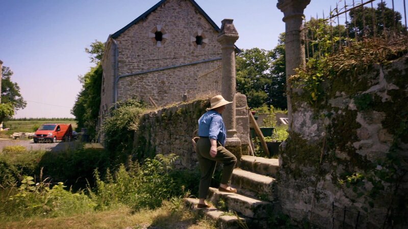 Als die neue Hochzeitssaison mit den sommerlichen Temperaturen im Schloss startet, wird Dick und Angels Leben in Frankreich wieder aufregender, denn es muss viel vorbereitet werden. Angel will einen alten Van in eine mobile Bar für Hochzeitsgäste verwandeln. Außerdem stehen auf ihrer Shopping-Liste ein Servierwagen, ein Weinkühler und ein Golfmobil. Während Angel investieren möchte, behält Dick das Geld im Blick. Um Dick zu beweisen, dass ihre Ideen Potenzial haben, setzt Angel ihre Geheimwaffe ein und lädt ein paar Freundinnen aus London ein. Nebenbei steht auch noch ein riesiges Bauprojekt an: Ein Teil der Scheune neben dem ummauerten Garten wird zu einem Zuhause für Angels Eltern umgebaut werden. – Bild: HGTV