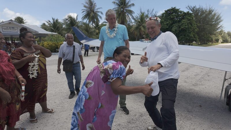 Ankunft des ZDF-Teams auf dem Flughafen des Enewetak-Atolls. – Bild: ZDF