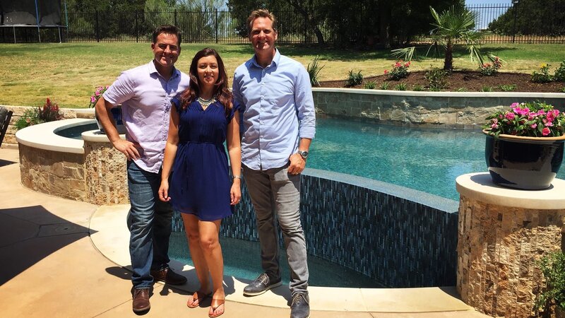 Starting from the left, Pool King Justin McGuire, designer Rachel Hayden, and Pool King Steve Terry pose in front of the beautifully finished Stankard pool. – Bild: Warner Bros. Discovery