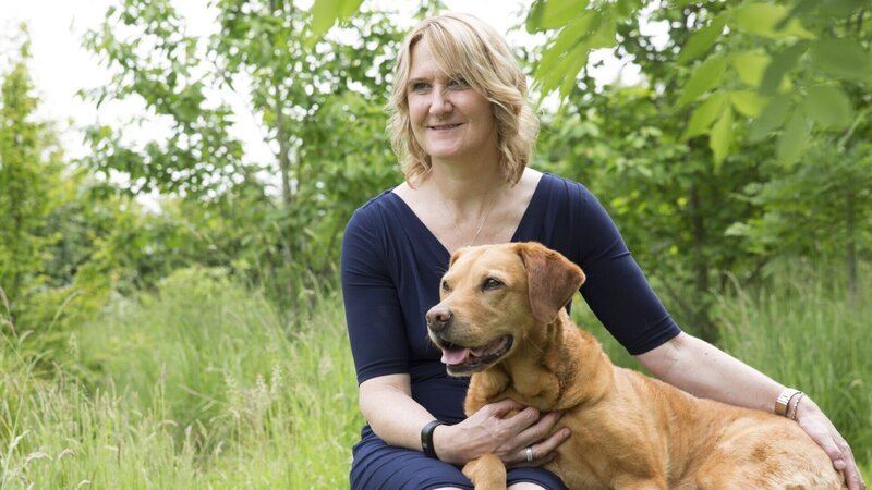 Claire Guest mit Hündin Daisy, die Krebskrankheiten beim Menschen aufstöbern kann. – Bild: ZDF