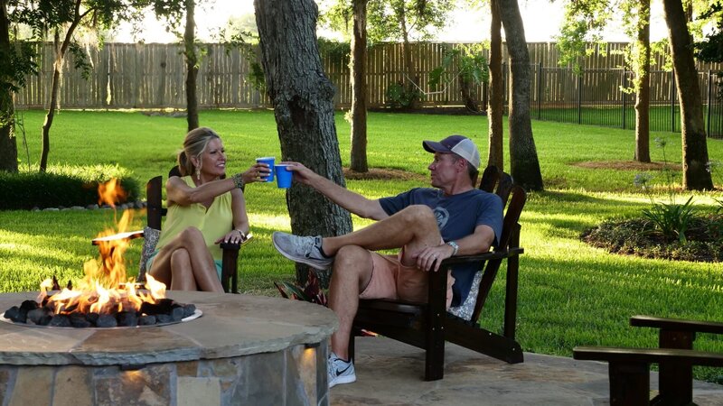 Selena and Roger are enjoying every moment of their new sunken fire place – Bild: HGTV /​ Scripps