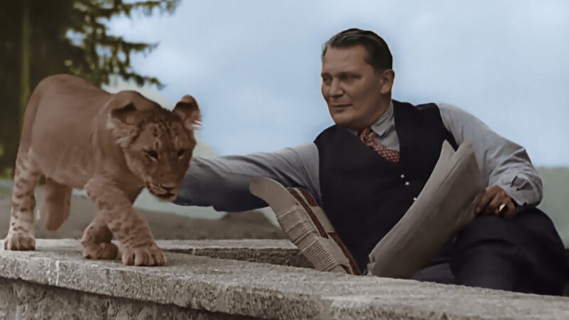 Hermann Göring posiert mit seinem Löwen Caesar für die Kameras der NS-Propaganda. (Kolorierte Aufnahme) – Bild: ZDF und Atelier des Archives