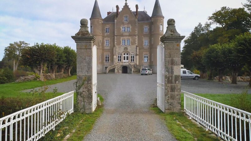 Der ummauerte Garten des Chateaus trägt Früchte und die Erntezeit rückt näher. Jetzt zeigt sich auch, dass Dicks Traum von einem großen Obst- und Gemüsegarten Wirklichkeit geworden ist! Im Garten finden sich Tomaten, Mais, Zucchini und allerlei Birnen, aus denen Dick Marmelade und Schnaps machen will. Angel überrascht ihren Mann mit einem nächtlichen Picknick unter Sternenhimmel, bei dem sie ihn in ihre großen Pläne für die Plattform über dem Wassergraben einweiht. Außerdem wartet ein besonderes Geburtstagsgeschenk auf Dick. – Bild: HGTV